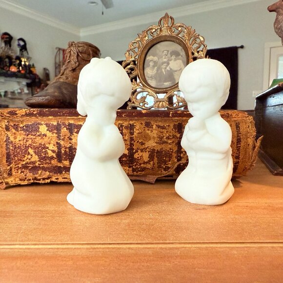❌SOLD❌Fenton Uranium Satin Glass Praying Boy & Girl - Picture 3 of 9